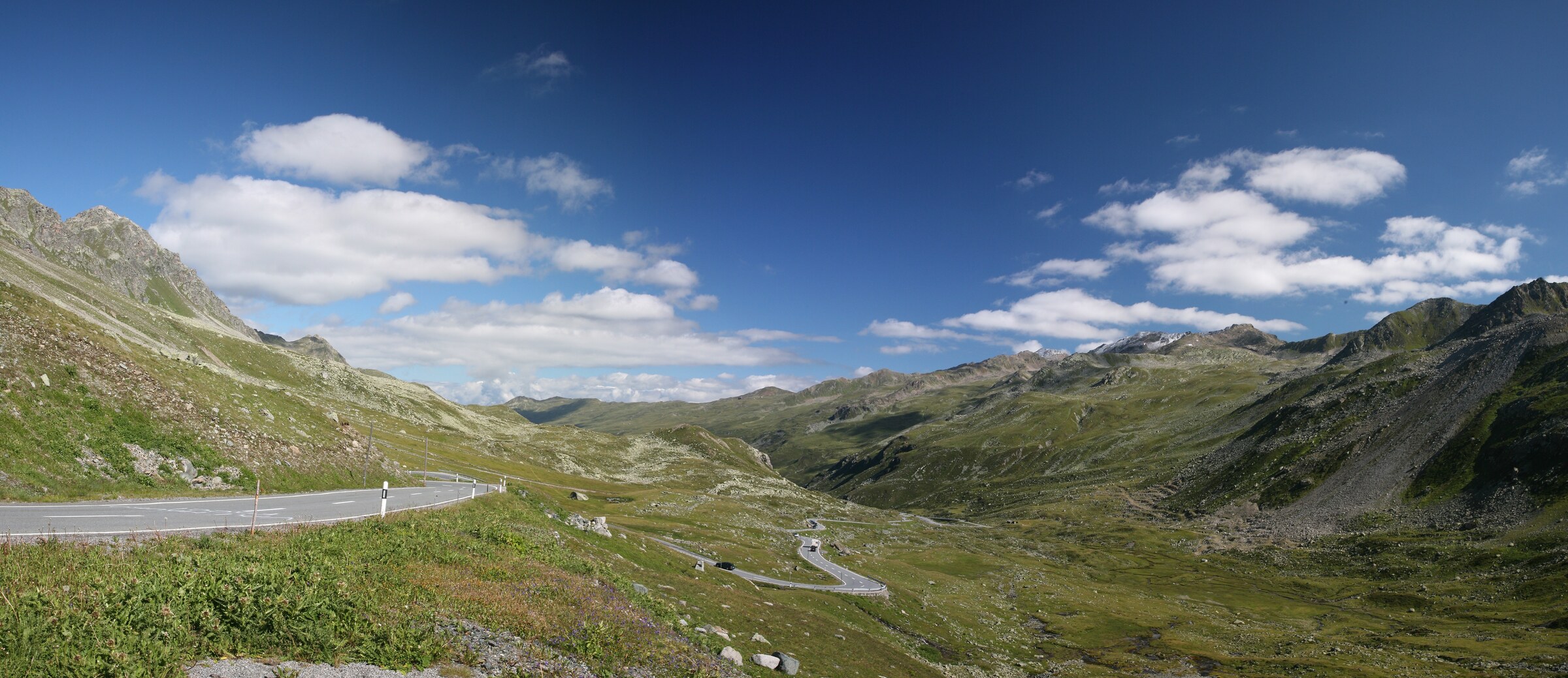Kurvenreiche Passstrasse am Flüelapass in den Schweizer Alpen